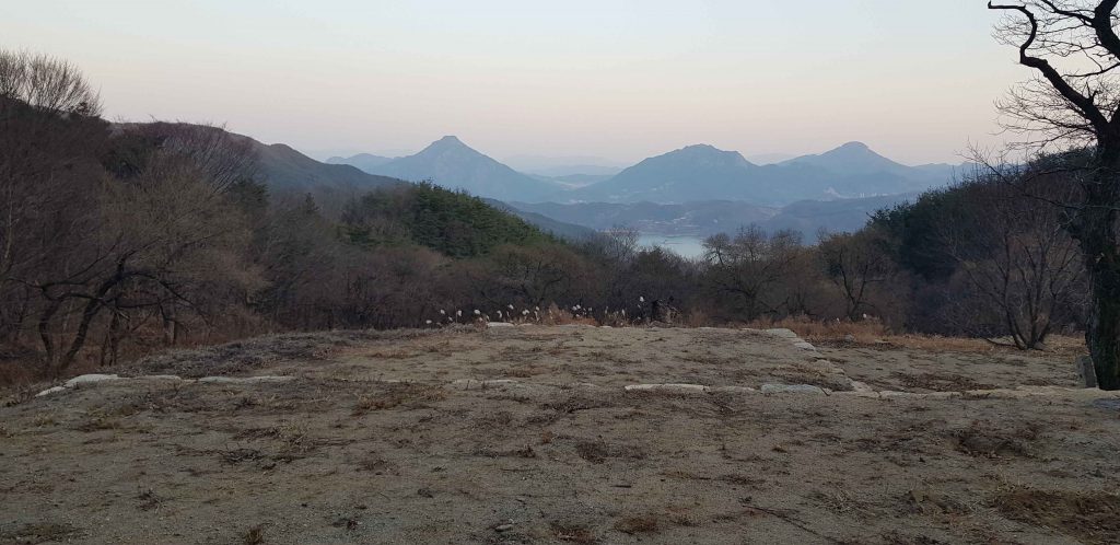 무학대사유허지에서 바라본 삼산. 왼쪽부터 악견산-금성산-허굴산이다.